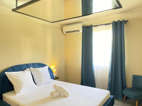 Love & Hapiness - Piscine - Miroir au plafond